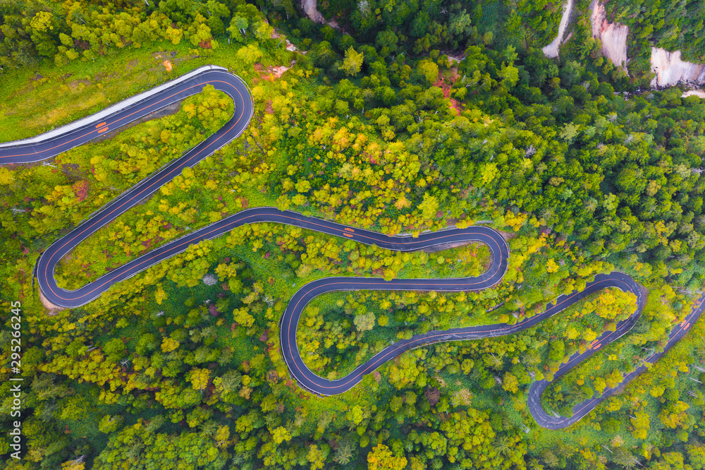 秋季山路蜿蜒鸟瞰图