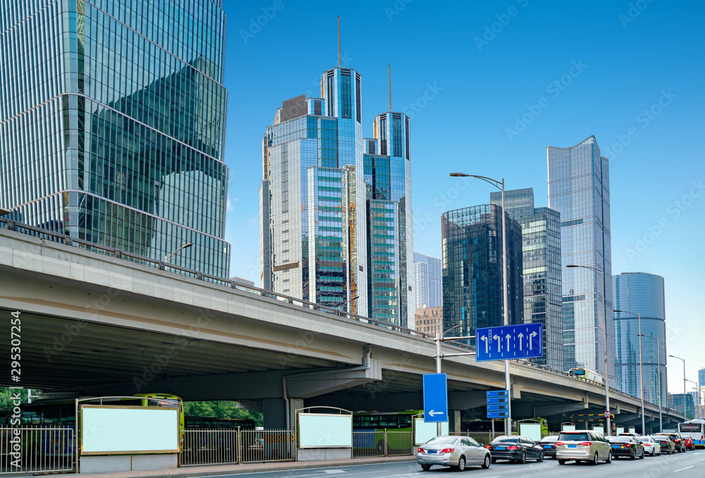 城市的街道和汽车