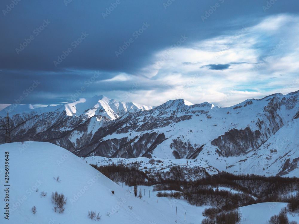 高加索山脉白雪皑皑的山峰。自然壁纸。