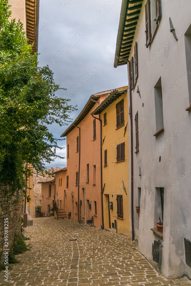 Vicolo nel centro storico di Nocera Umbra, piccolo borgo nel cuore dellUmbria