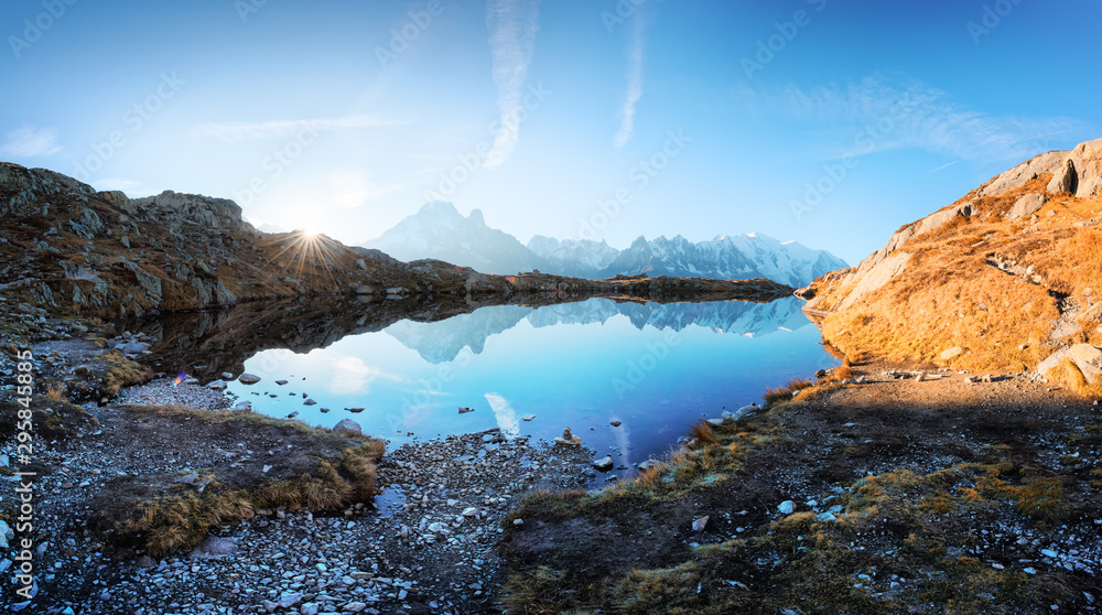 太阳在法国阿尔卑斯山的切瑟里湖（Lac De Cheserys）升起。山麓的比安科山脉