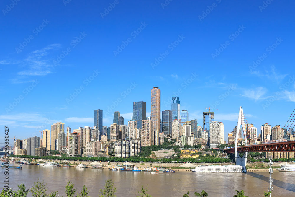 中国重庆现代城市天际线全景。