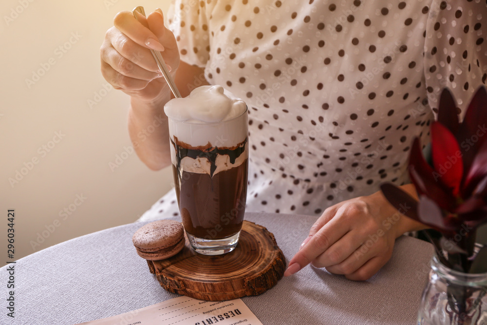 女人在咖啡馆喝着美味的frappe咖啡