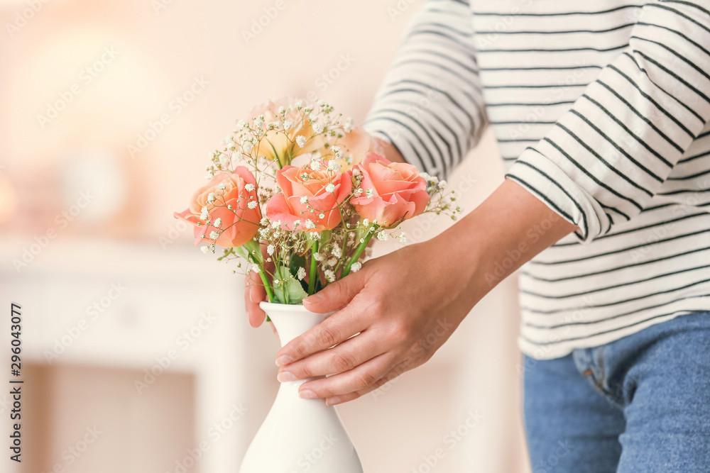 房间里花瓶里有漂亮花朵的女人，特写