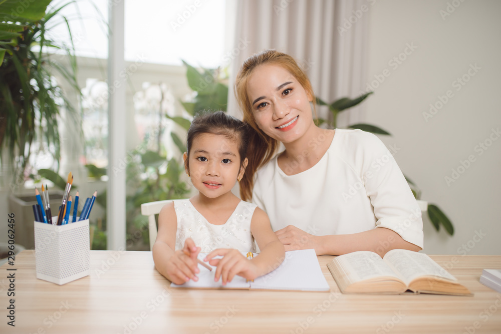 亚洲母女在客厅一起做家务