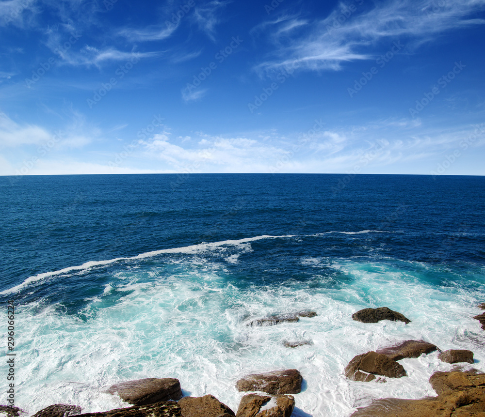 海浪冲击岩石