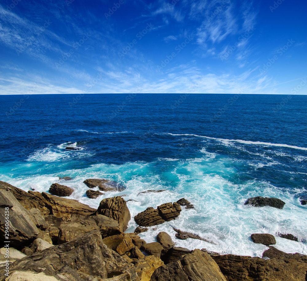 海浪冲击岩石