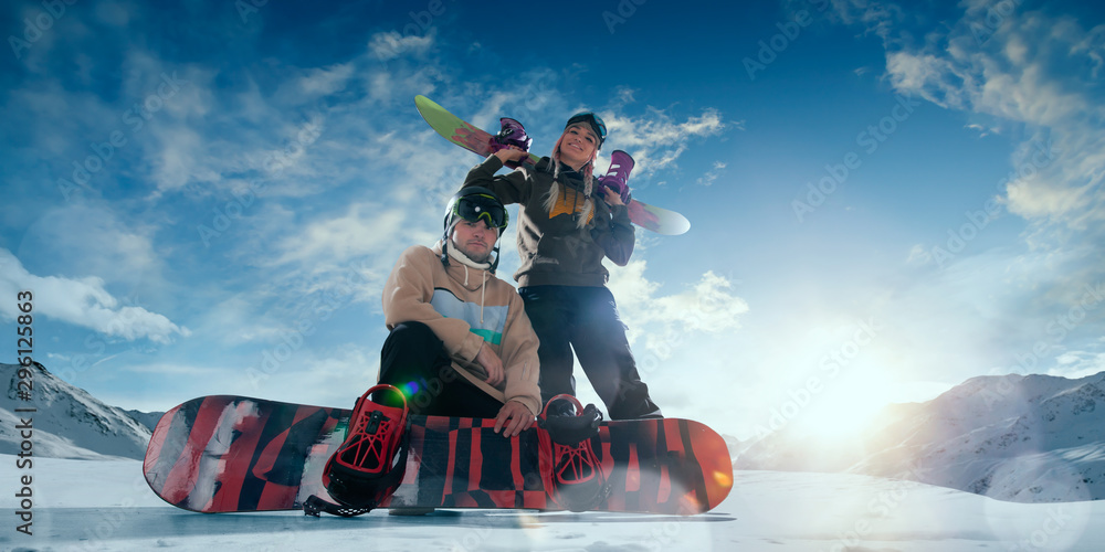 雪上冲浪者在行动。极限冬季运动。