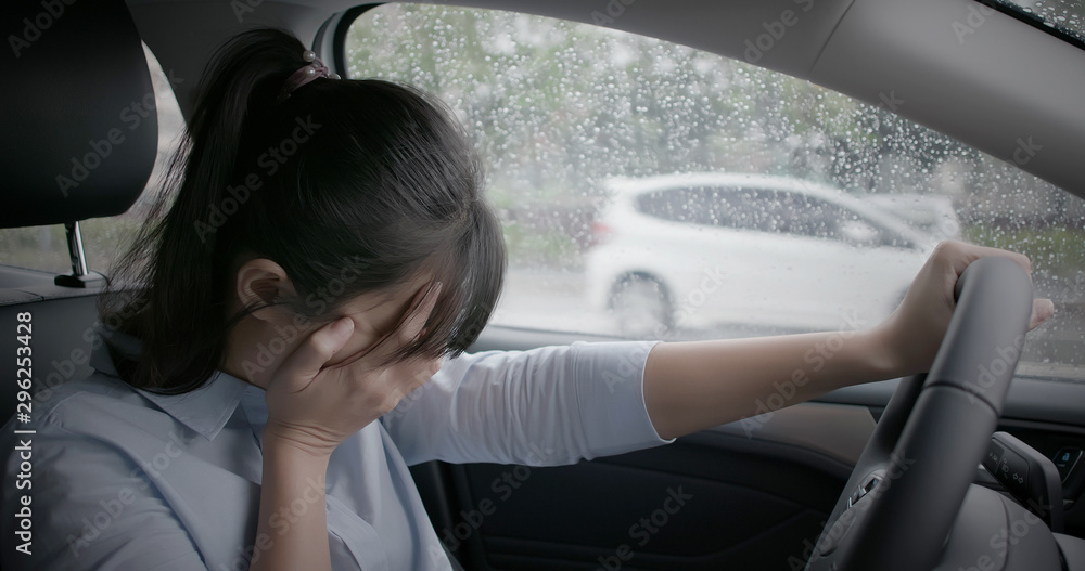 女人在车里感到压抑