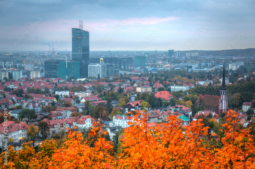 波兰Gdansk Oliwa秋景中的城市景观