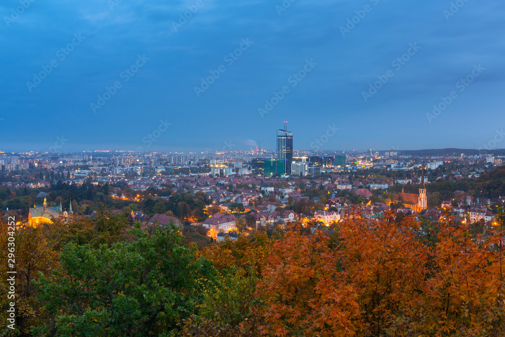 波兰Gdansk Oliwa秋景中的城市景观