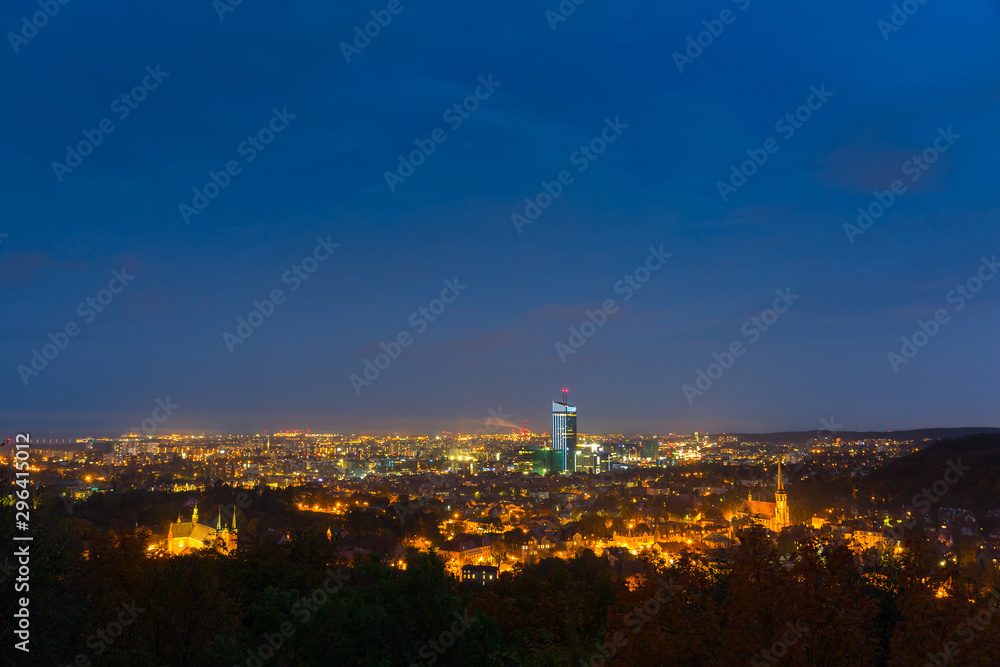 波兰Gdansk Oliwa夜晚的城市景观