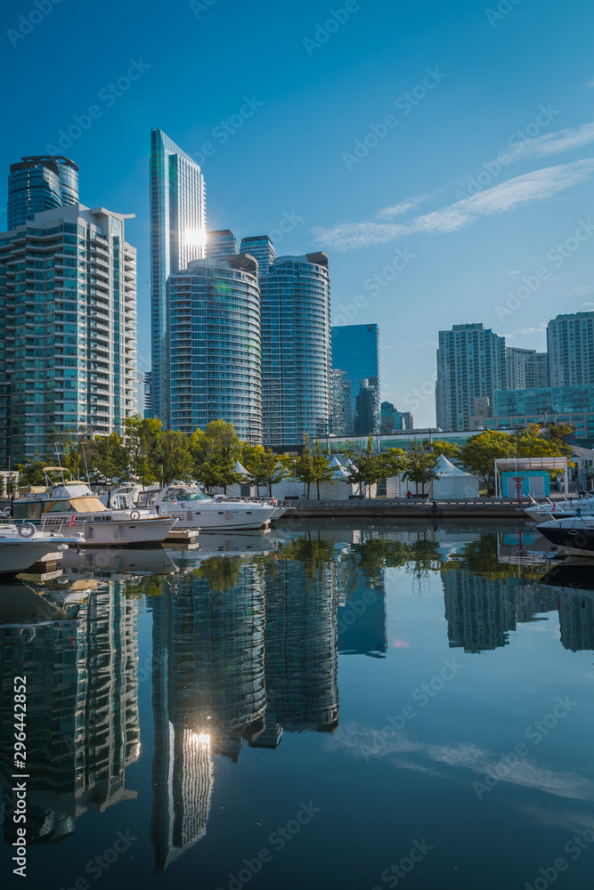 多伦多，安大略省/加拿大-2019年9月21日：多伦多市中心。白天。