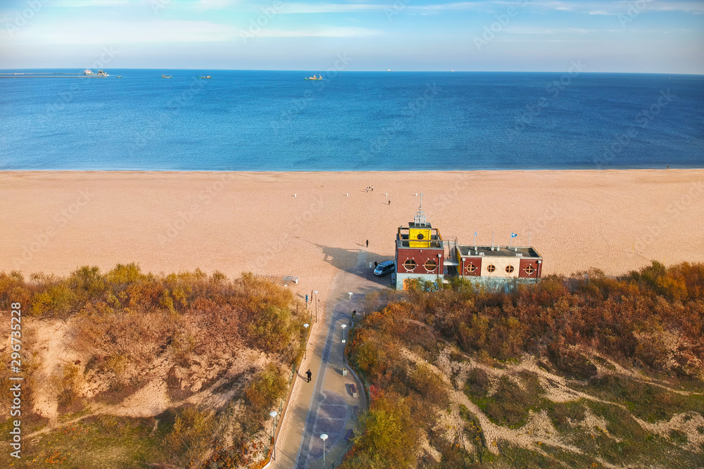 波兰格但斯克波罗的海美丽海滩和救生员住宅的空中景观