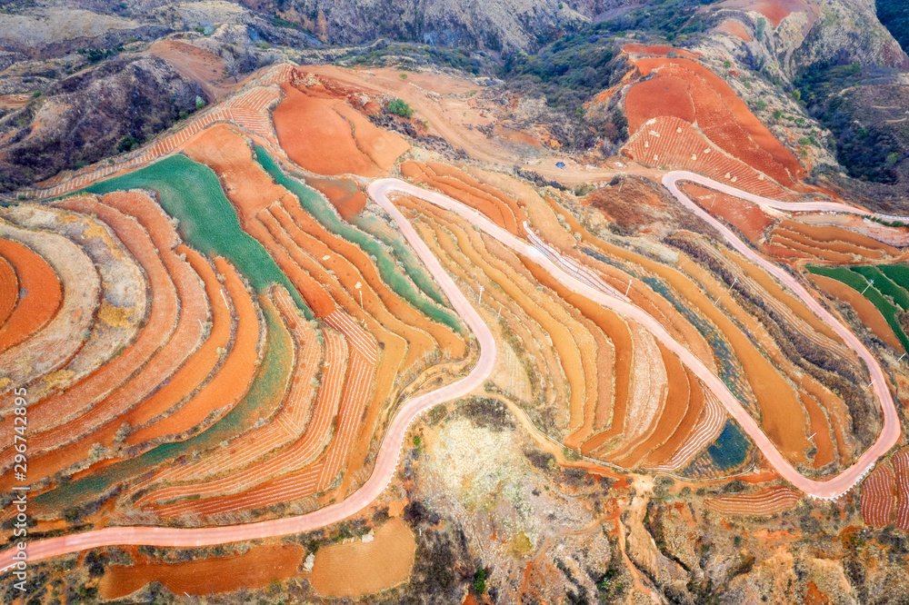 红色土地和蜿蜒小路鸟瞰图