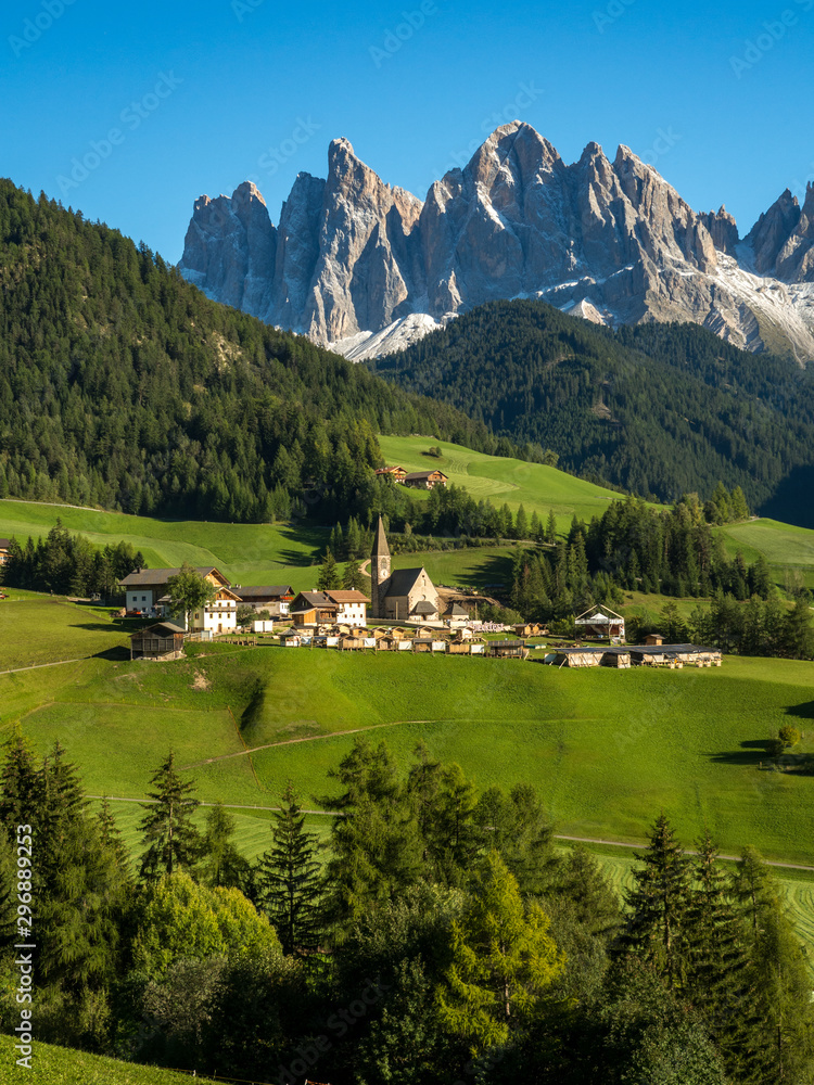 意大利，2017年9月：绿谷Santa Maddalena村教堂，Val di Funes，多洛米蒂山