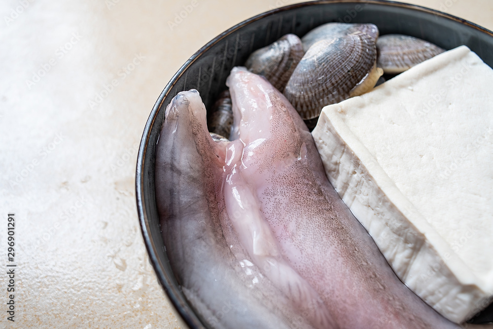 一碗用来做汤、鱼芽和豆腐的新鲜食材