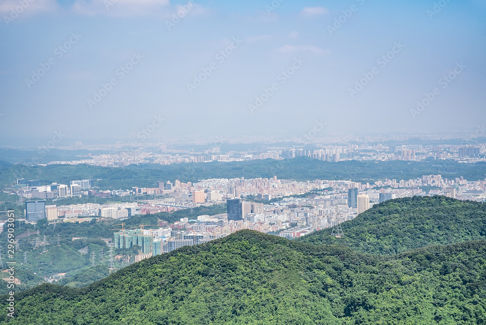 中国深圳羊台山森林公园的顶峰，俯瞰深圳的城市风光