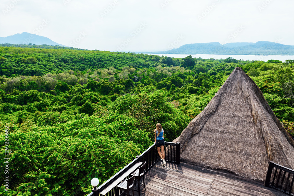 快乐的家庭旅行，探索佩穆特兰附近的Menjangan雨林。年轻女子在休息室放松