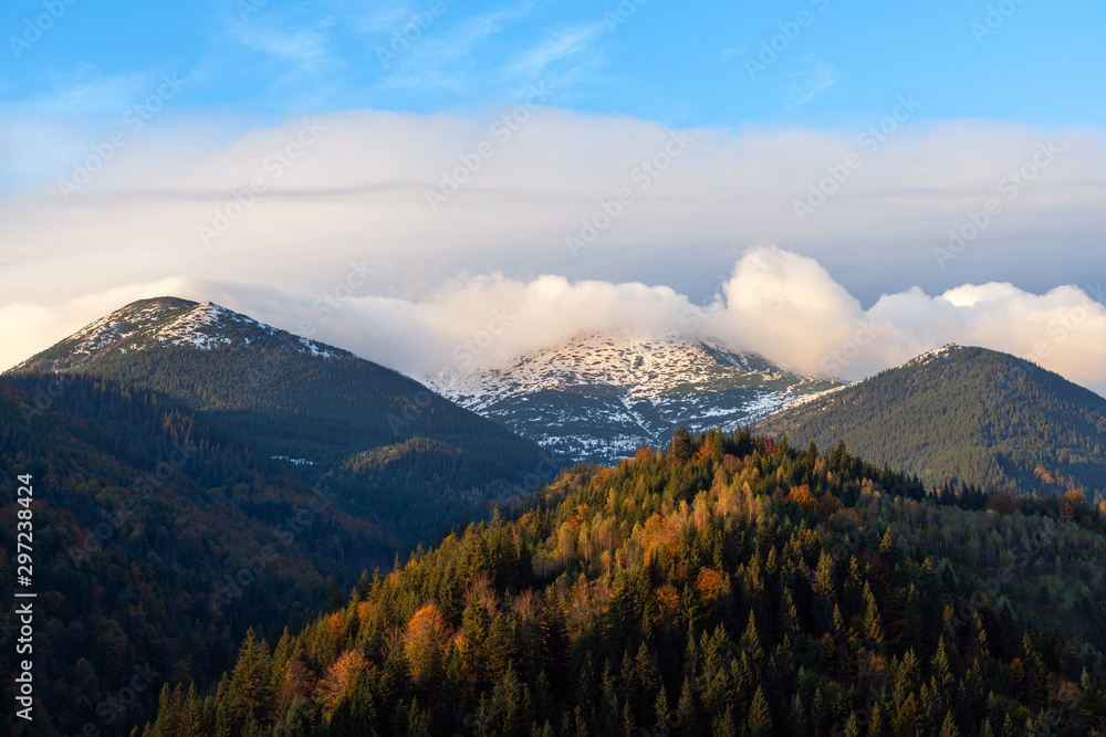 壮丽的山脉景观，色彩缤纷的日出，顶部有雪