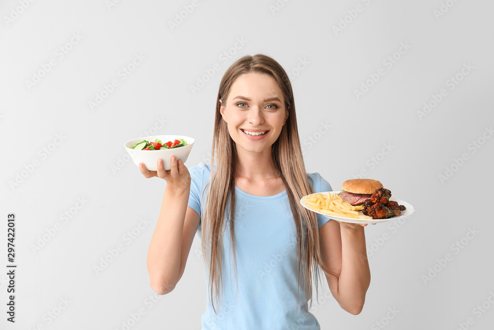 轻背景下健康和不健康食物的女性。饮食概念