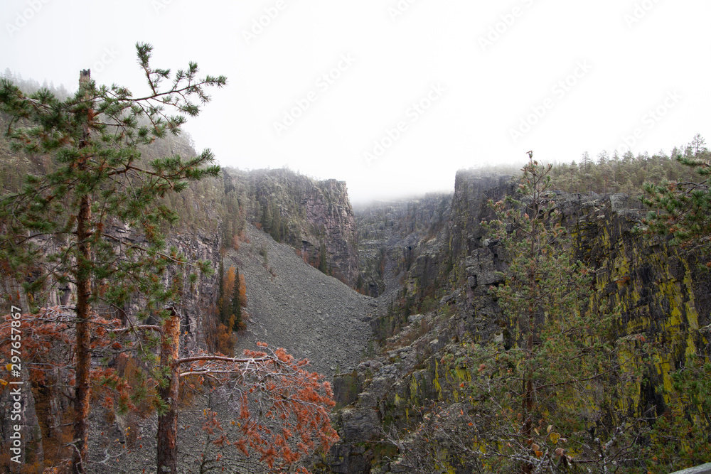 一个大峡谷的景色。这个峡谷形成于上一次冰河时代之后，大约9000年前。