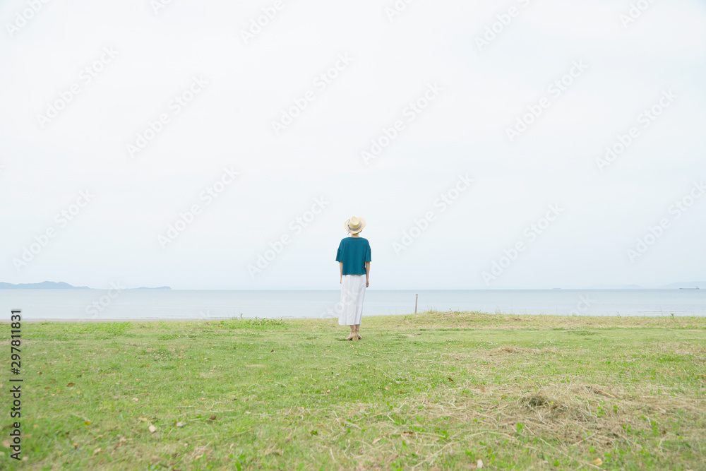 女性　ミドルエイジ　海