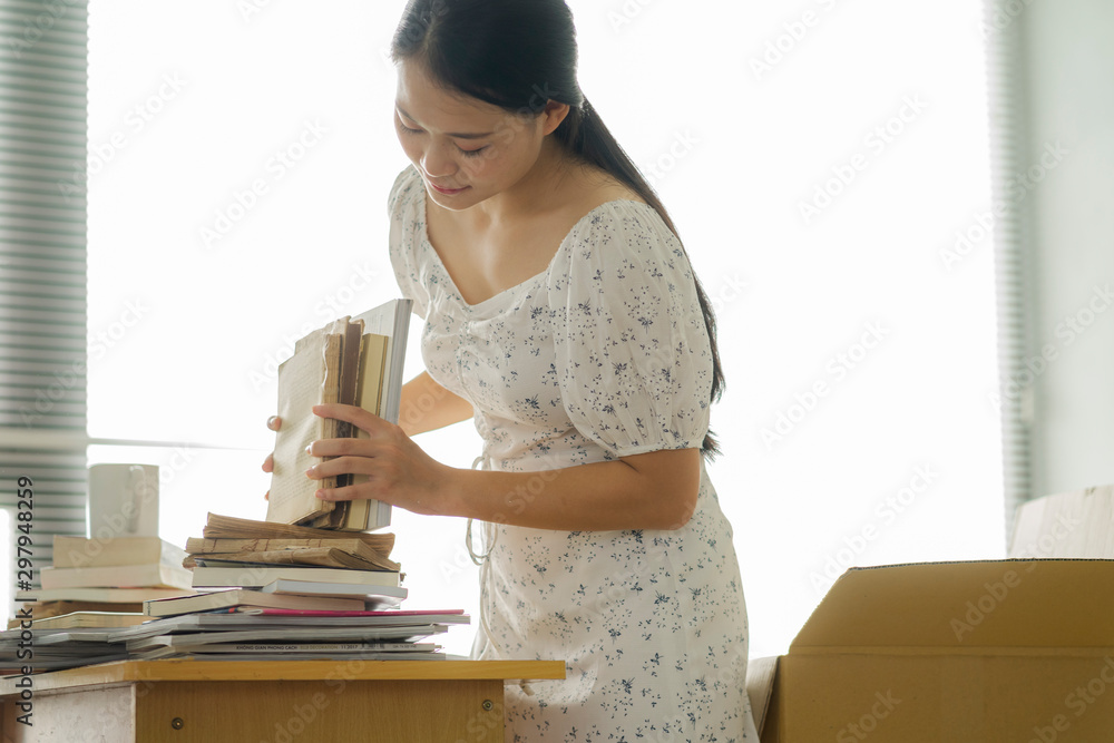 房间里的一个漂亮女孩