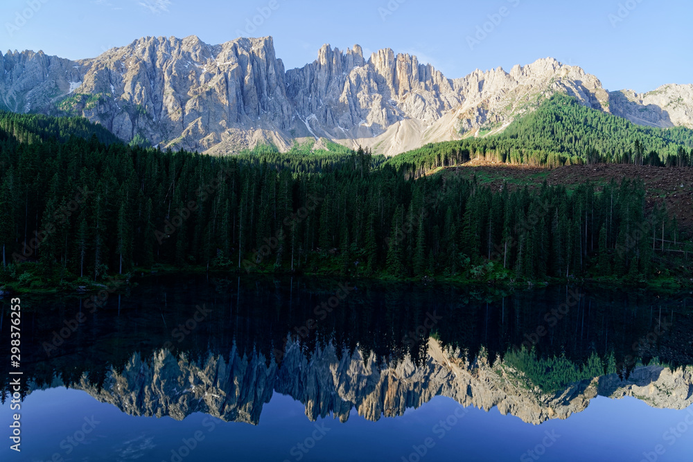 Alto Adige Carezza湖的白云石山脉