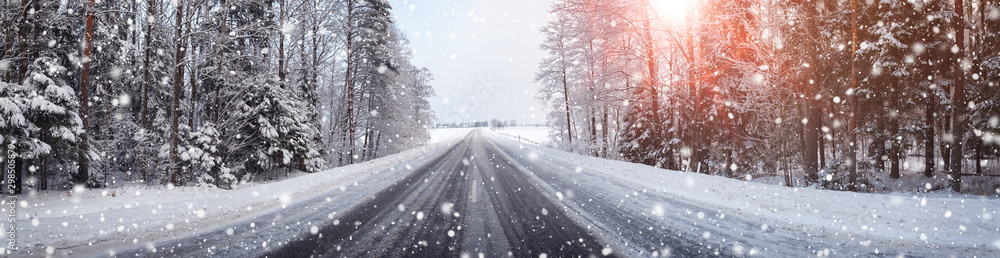 冬季道路，晴天被雪覆盖