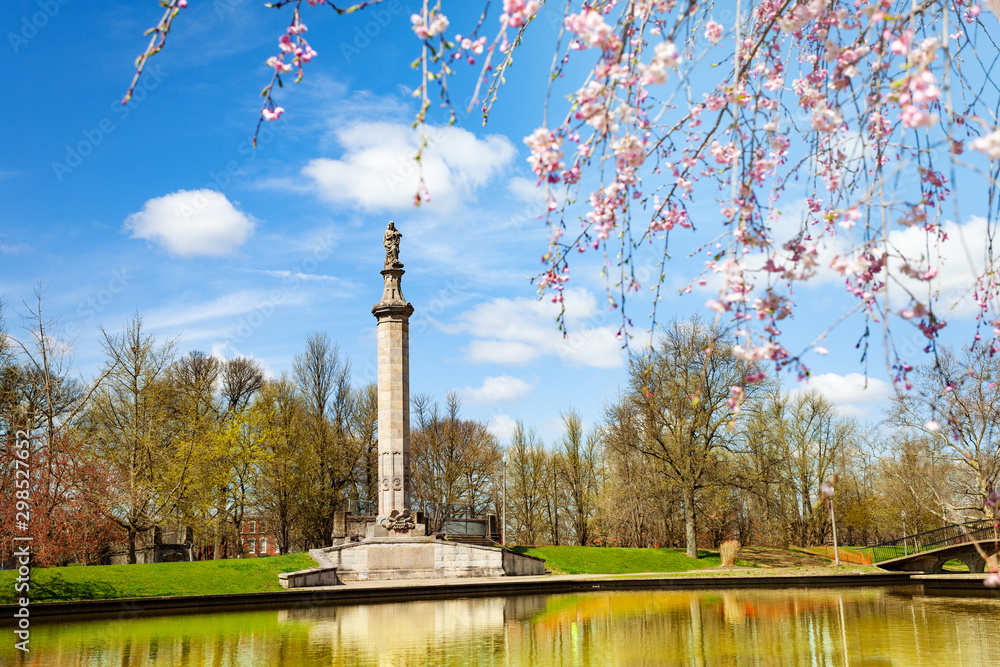 West Park Lake Elizabeth column monument over pond