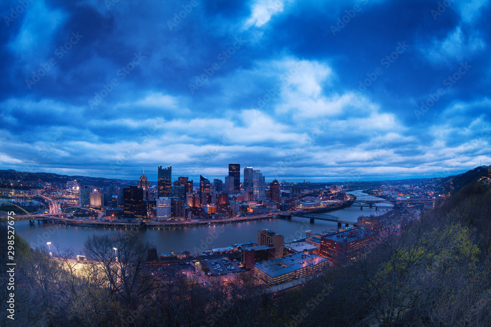 莫农加希拉河上的匹兹堡全景，夜景