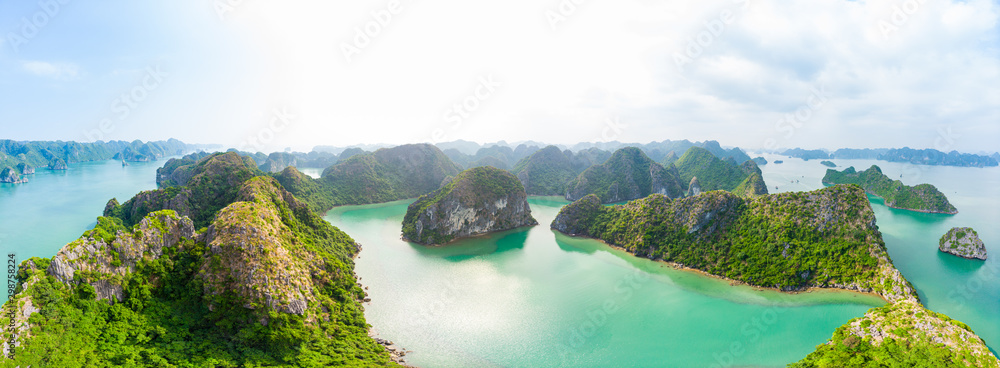 下龙湾Cat Ba岛鸟瞰图，独特的石灰岩岛屿和喀斯特形成的山峰