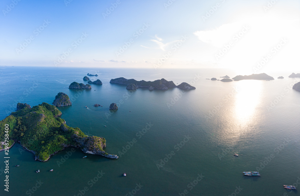 下龙湾Cat Ba岛鸟瞰图，独特的石灰岩岛屿和喀斯特形成的山峰