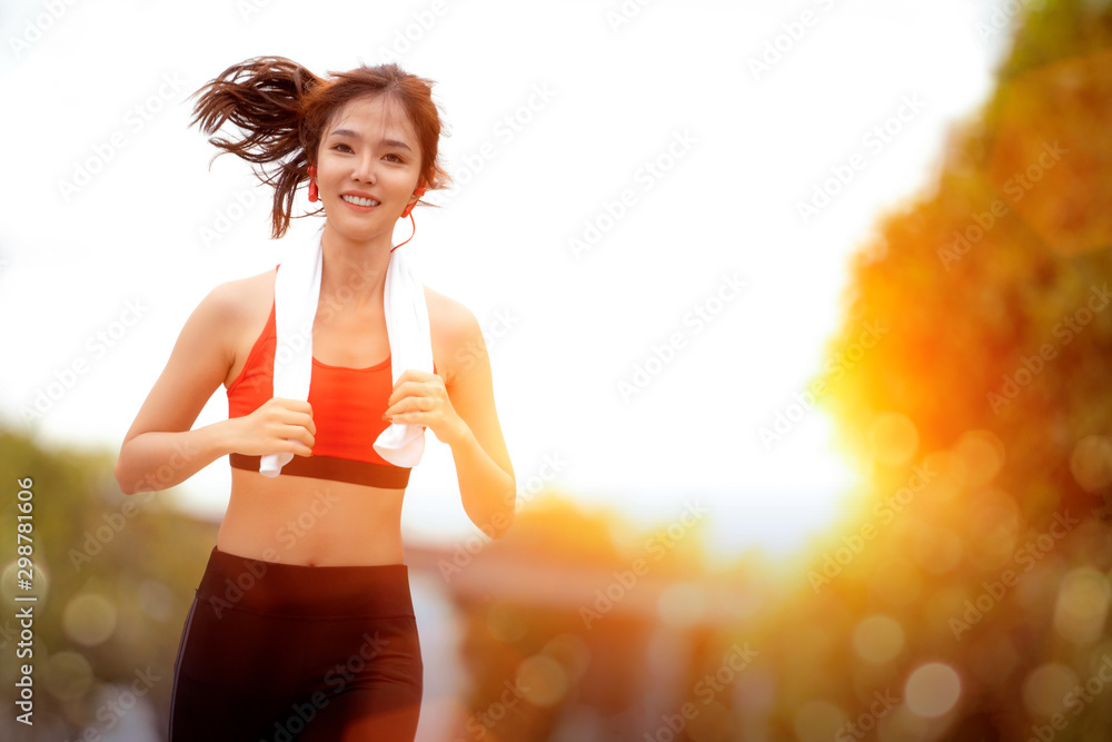 亚洲女孩在她的村庄里奔跑