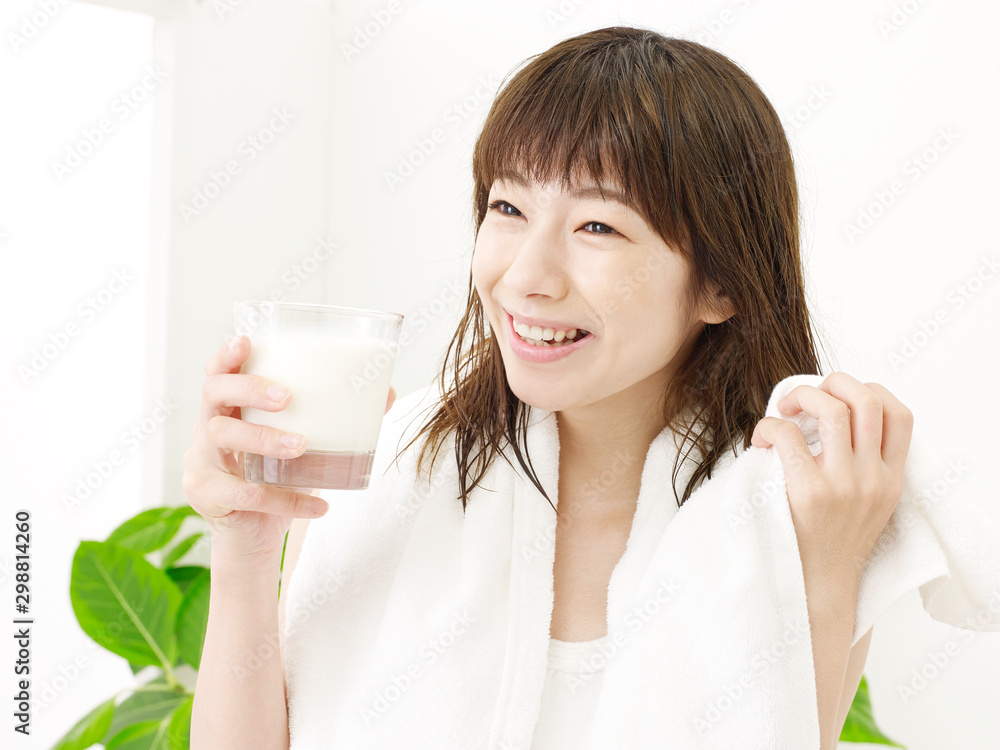 お風呂上がりに牛乳を飲む女性