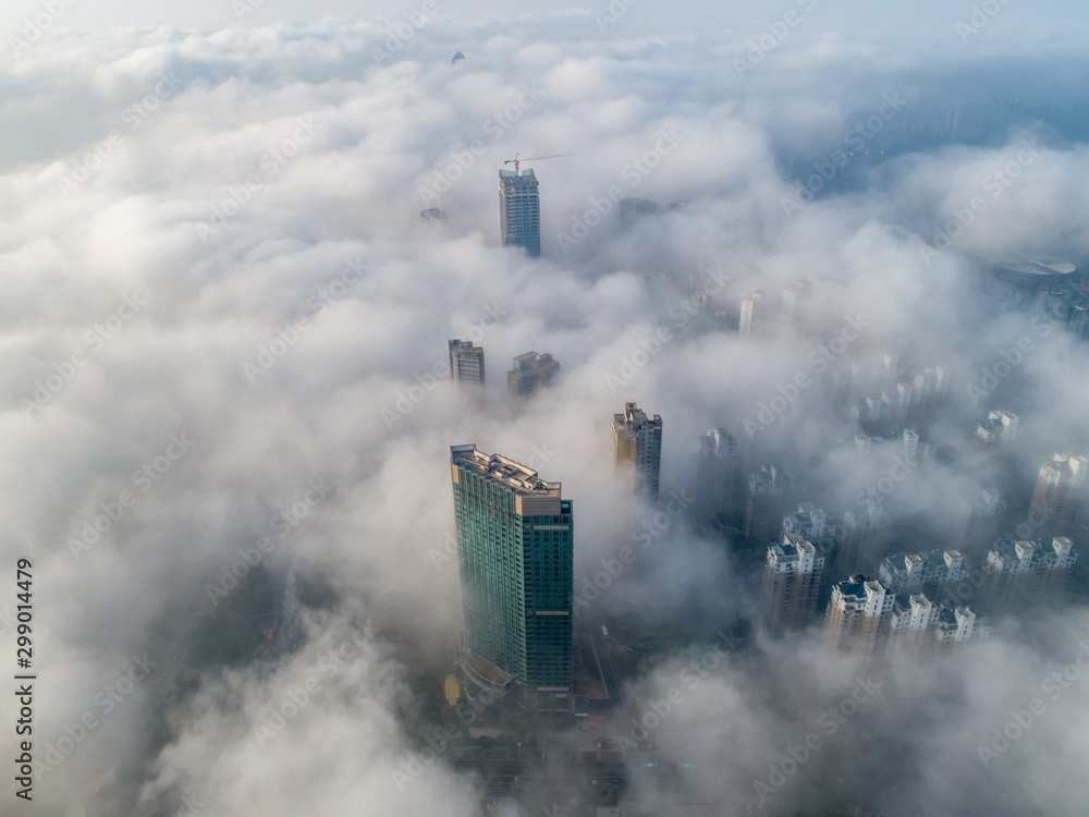 清晨笼罩在雾中的城市，中国南昌