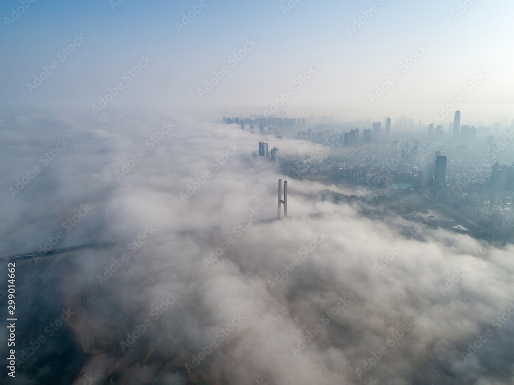 清晨笼罩在雾中的城市，中国南昌