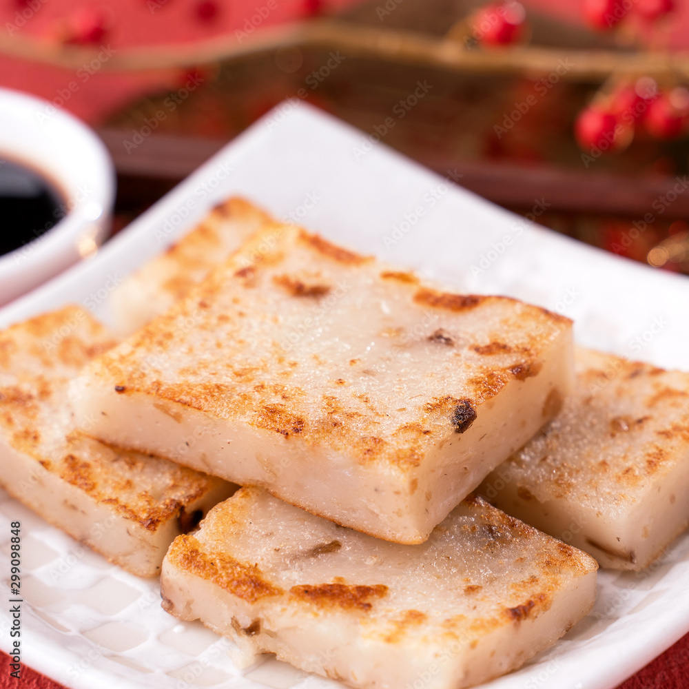 中国农历新年美食理念，美味的萝卜萝卜蛋糕，餐厅里的当地美食