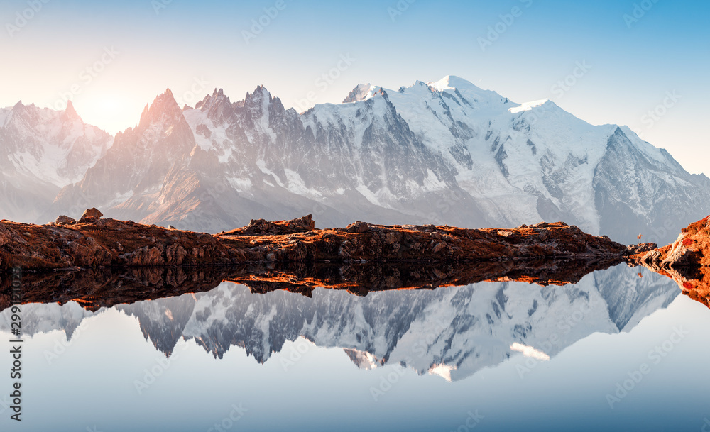 在法国阿尔卑斯山的切瑟里湖（Lac De Cheserys）上，可以看到令人难以置信的清澈的海水和天空倒影。