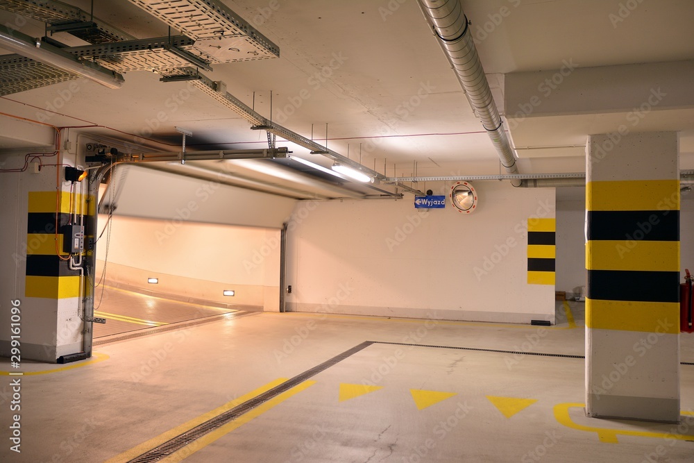 Multi-station underground garage for vehicles