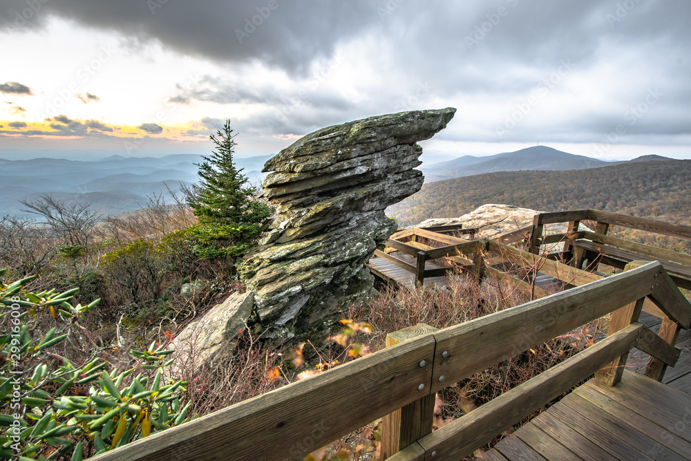 秋季从蓝岭公园大道的Rough Ridge Lookout欣赏到的壮观景色。