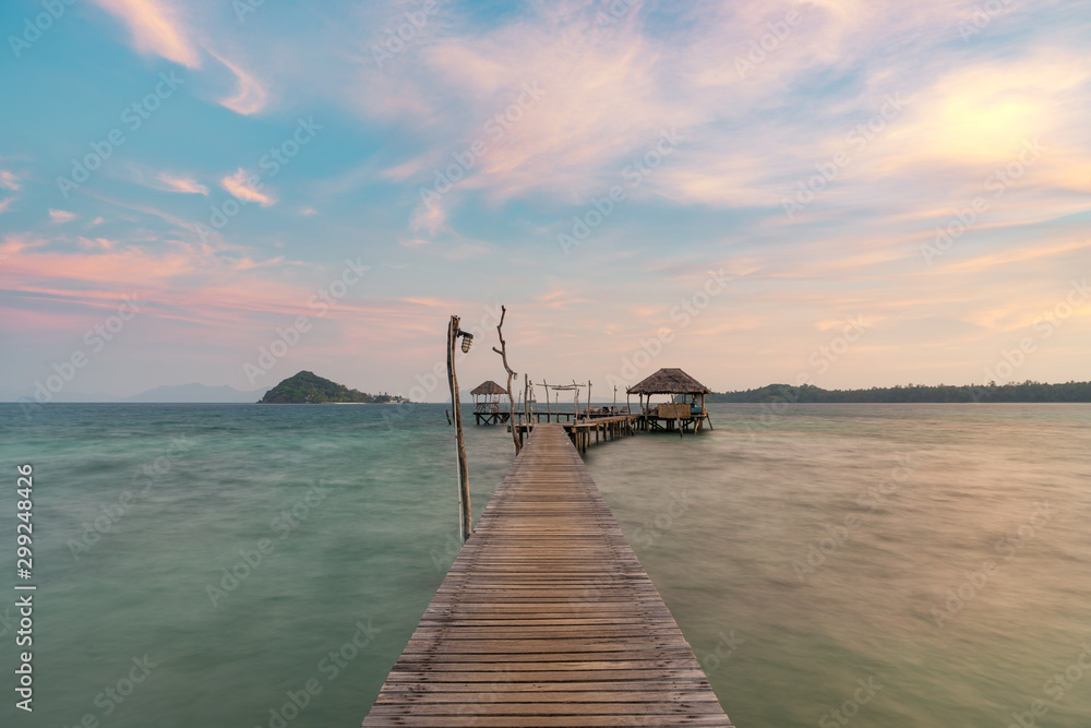 泰国Trat的Koh Mak，海上的木酒吧和日出天空晴朗的小屋。夏天，旅行，空置