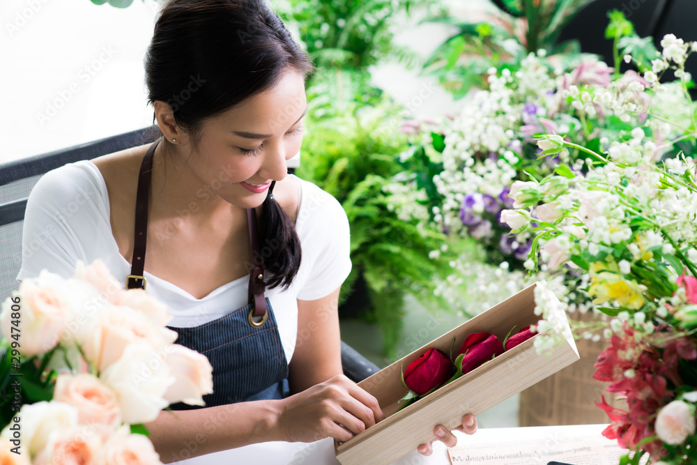 年轻的亚洲女企业家/店主/一家小型花店的花商