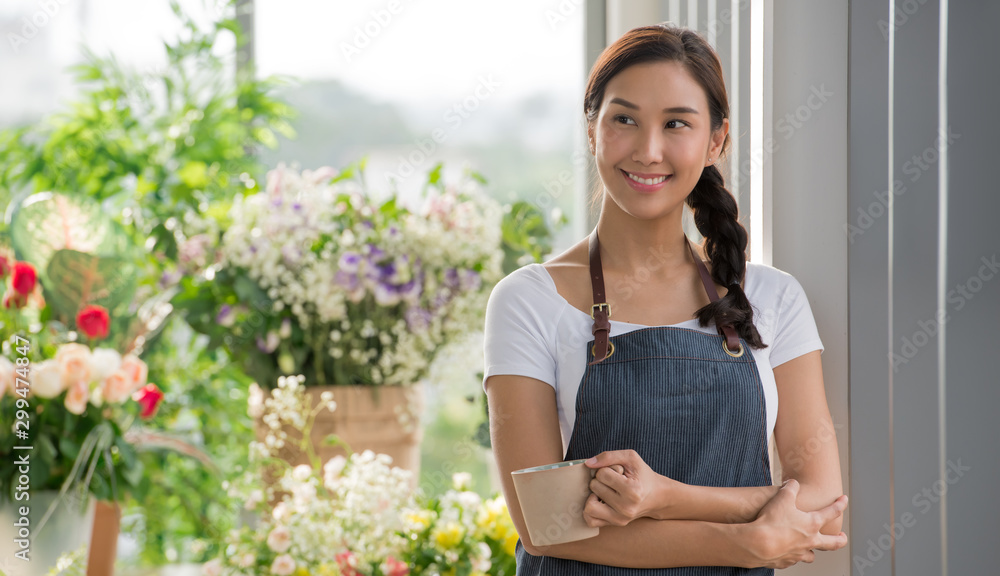 年轻的亚洲女企业家/店主/一家小型花店的花商