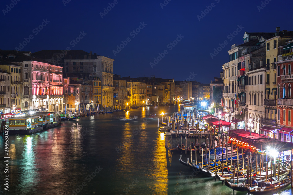 意大利威尼斯大运河夜晚的美景