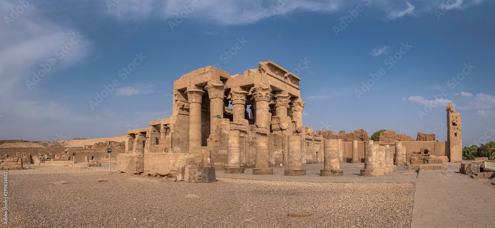 上埃及Kom Ombo神庙全景，献给鳄鱼神Sobek和Ha