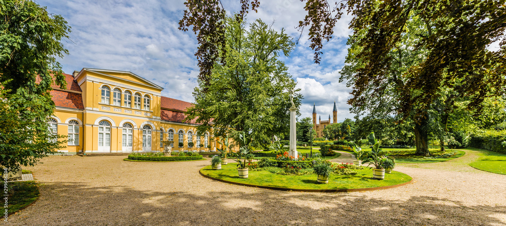 Neustrelitz Schlossgarten mit Orangerie und Schlosskirche