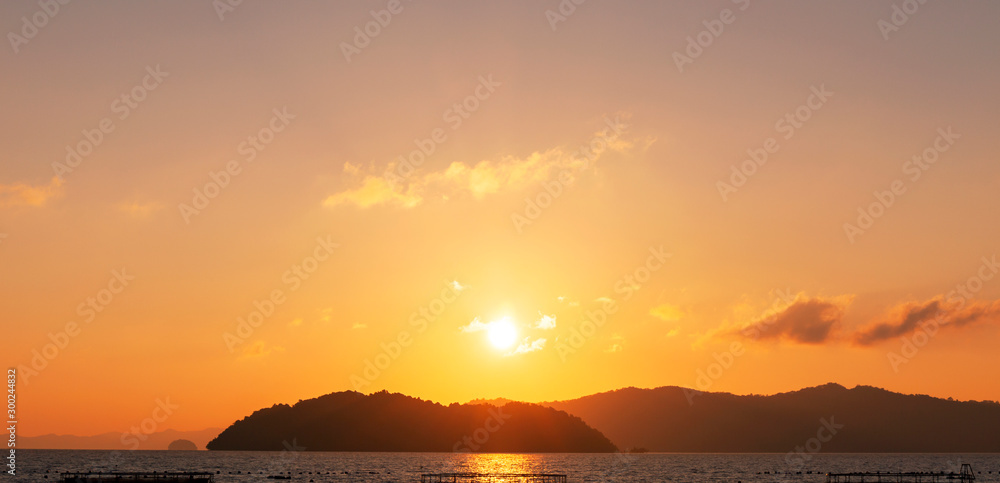 海洋风光自然背景下美丽的日落或日出