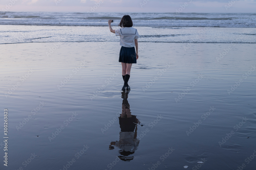 女子高生　海　写真を撮る　輝き